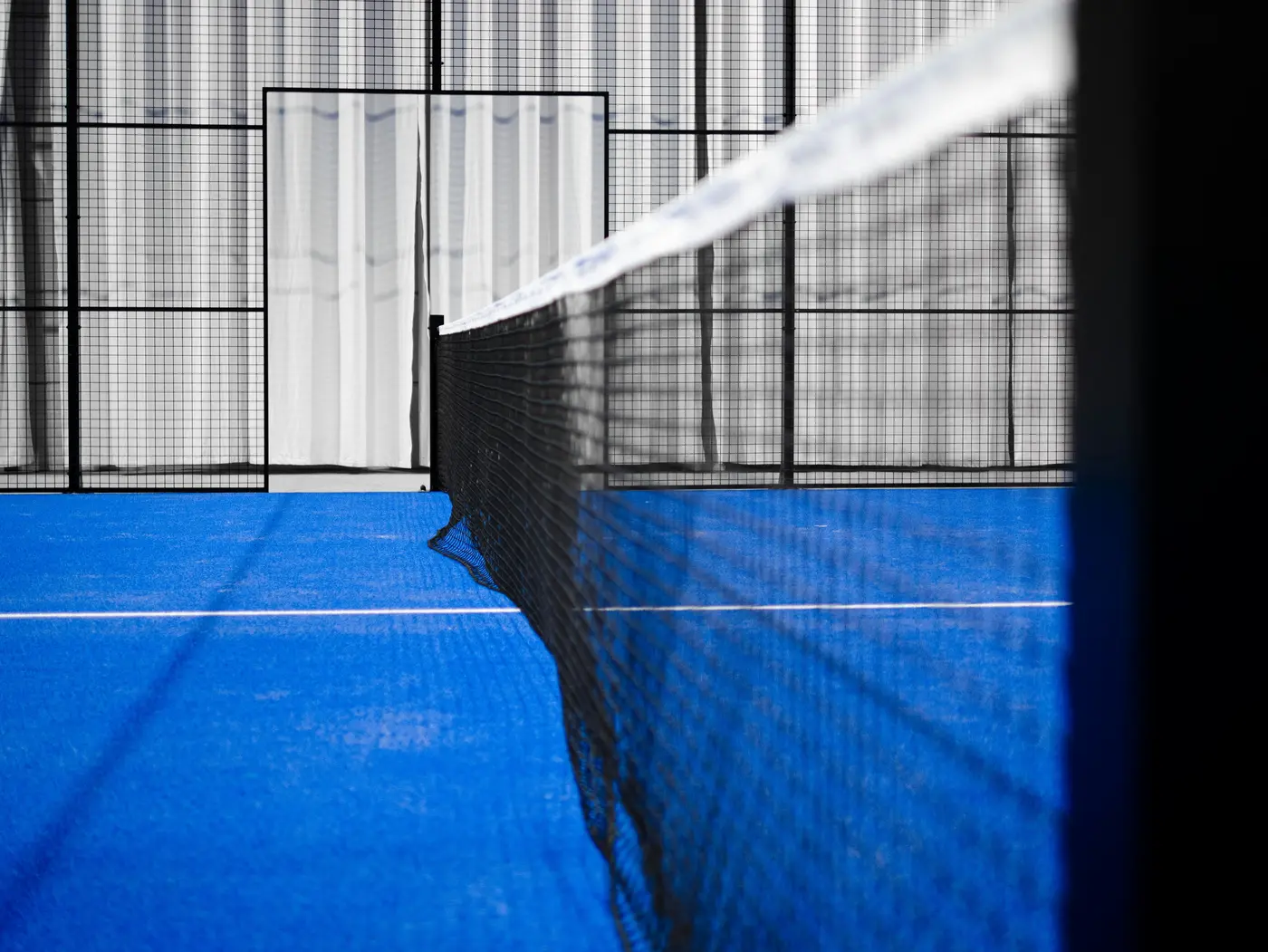 Close-up van een padelnet — het net aanraken tijdens het spel resulteert in puntverlies