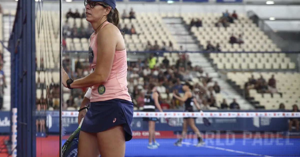 Padel doubles pair demonstrating the 2-2 formation with both players at the net