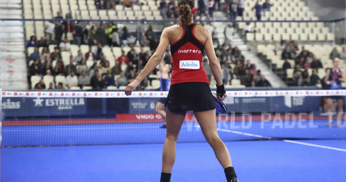 A padel player hitting a rulo — the topspin cross-court passing shot